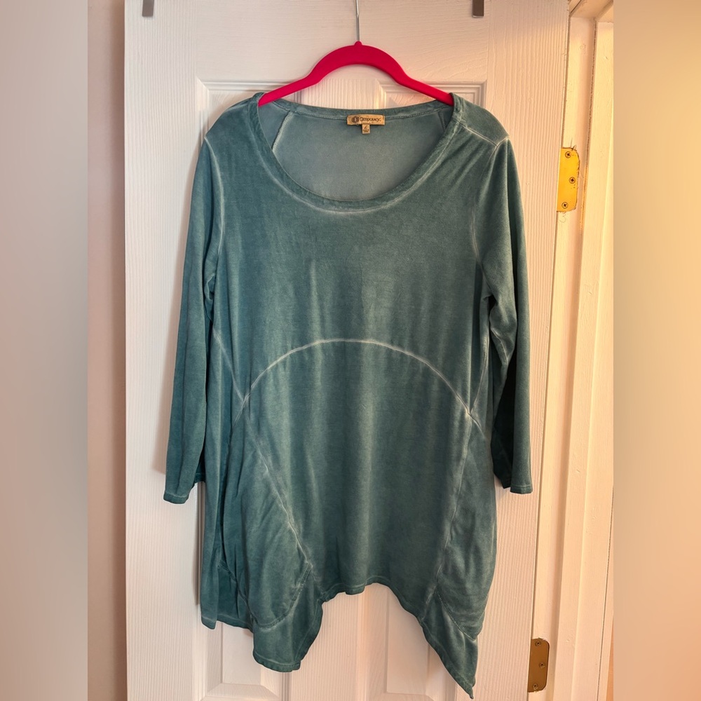 Democracy Women's Green Stone Washed Tunic Top With Pockets